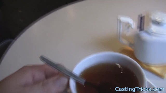 Секс с незнакомкой перед камерой на черном диване - #1