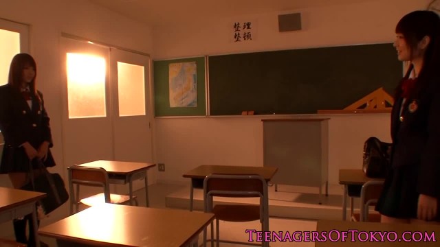 Азиатские лесбиянки нежно ласкают сиськи друг друга - #3