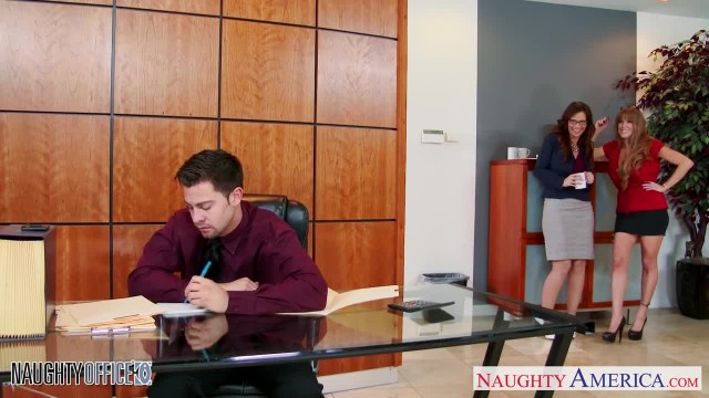 Лесби телки обслуживают член начальника в офисе желая получить повышение - #1