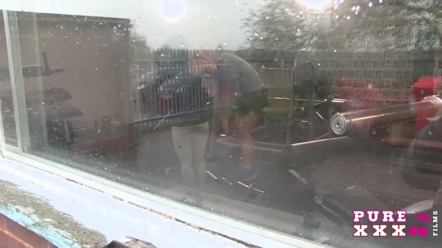 Качок дал попробовать член брюнетки - #1