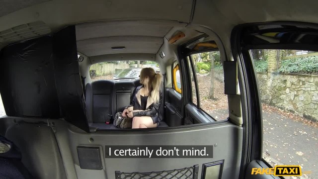 Таксист жарко долбит киску блондинки в своей большой машине - #2