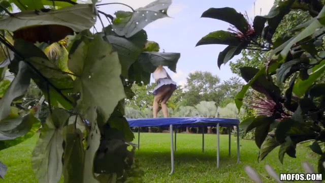 Парень устроил секс с телочкой на батуте во дворе - #1
