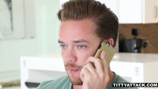 Парень проверил сочную киску своей новой домработницы - #1