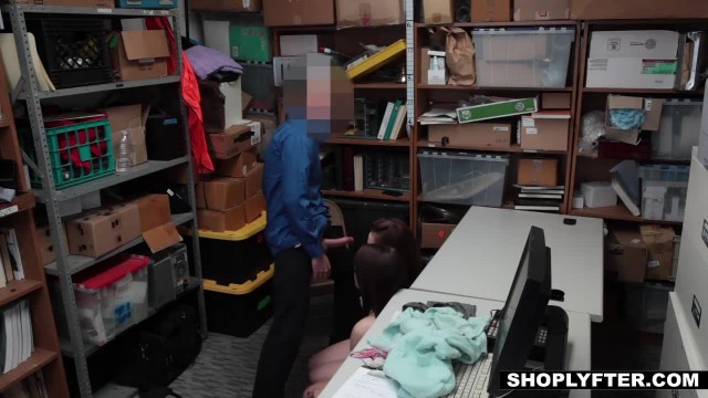 Охранник трахает киски двух воровок по очереди в своей подсобке - #10